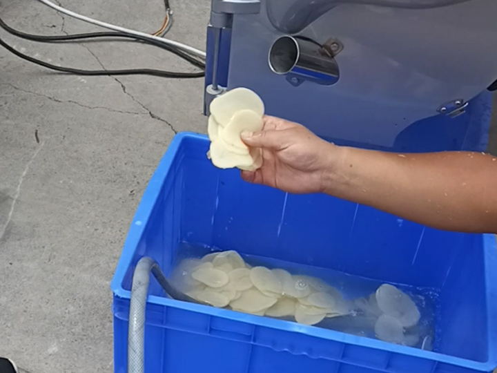 Machine à trancher les chips de pommes de terre fonctionnant